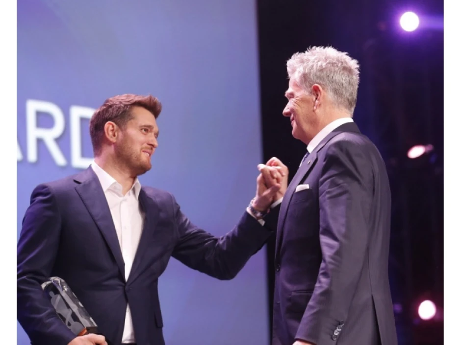 Майкъл Бубле връчи на Дейвид Фостър наградата „Джуно“ за благотворителна дейност