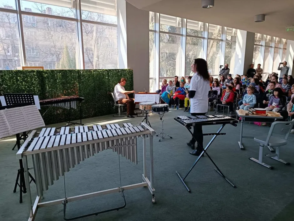 С „Ударните в час“ в Държавна опера – Стара Загора децата опознават перкусионните инструменти и си тръгват запленени от света на музиката