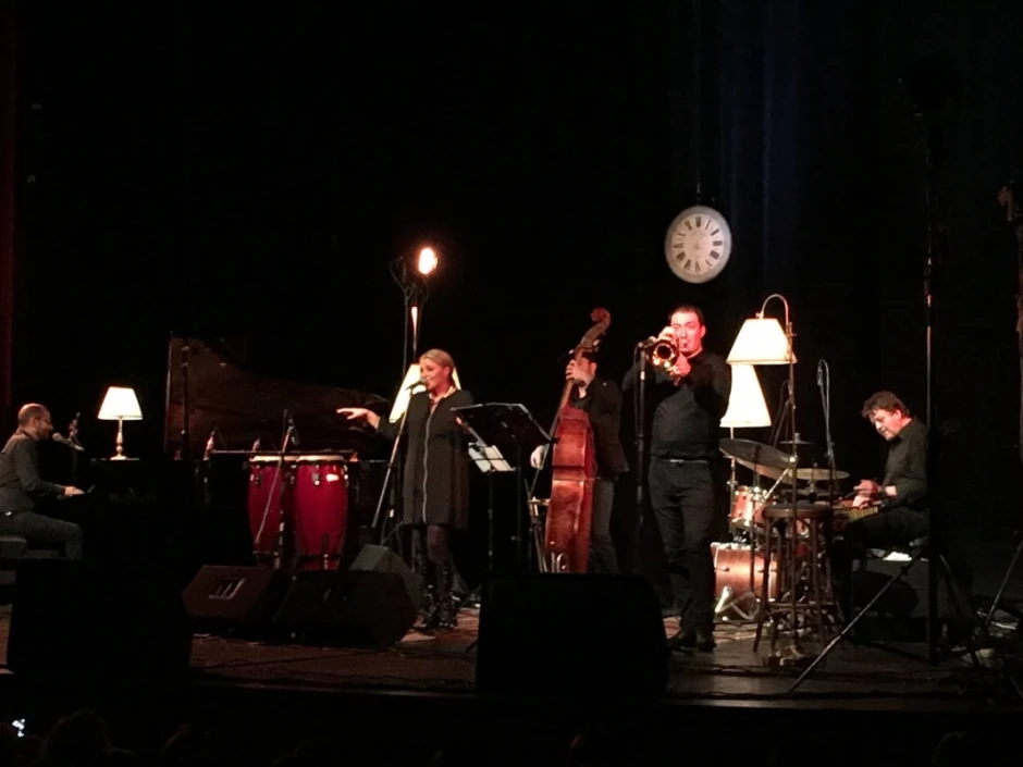 Джаз, който тупти в сърцето й: Хилда Казасян пленява публиката със своя талант и неподправеност по време на концертите от националното си турне