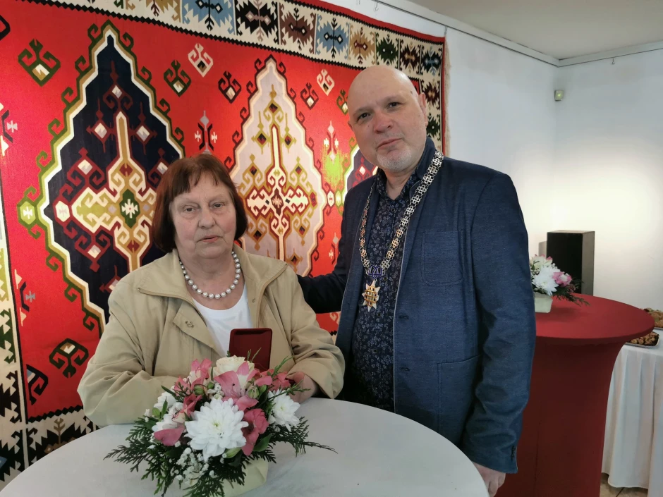 Маестро Антони Дончев и Маргарита Радинска със „Златен век“ от Министерството на културата