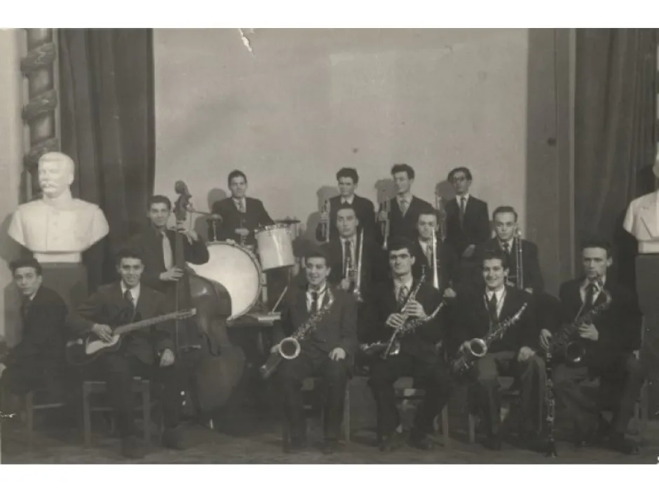 Недко Трошанов в „Джаз истории“ I – запален по тромбона от киното, той е съосновател на „Джазът на младите – второ издание“, свири със Сашо Сладура и Димитър Ганев