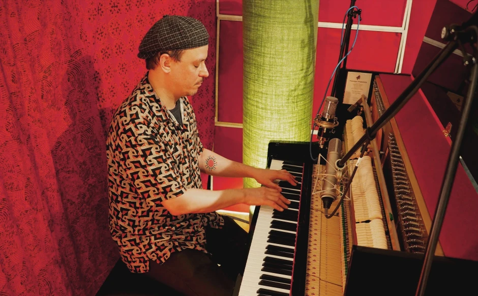 Кърт Розенуинкъл разкрива друго лице от многостранния си талант с първи соло пиано албум