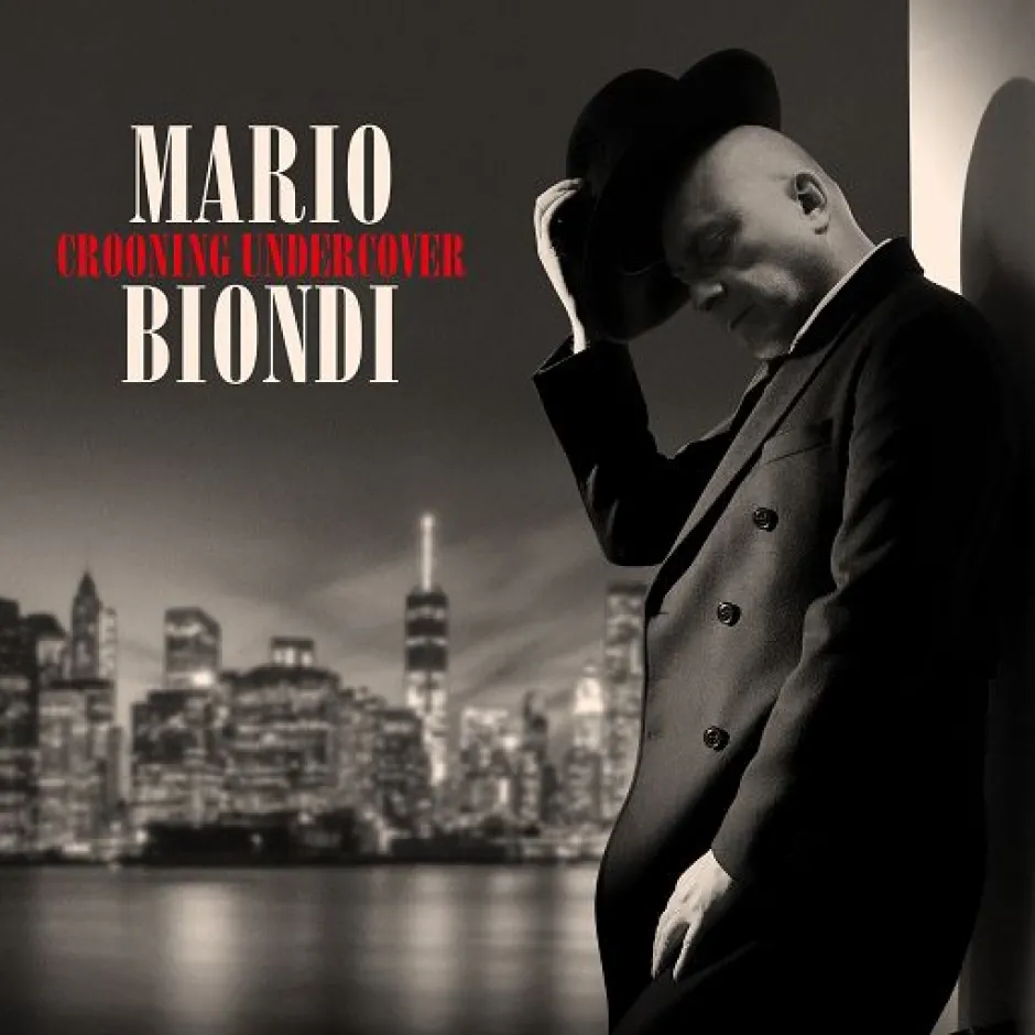 Марио Бионди превръща в романтични преживявания джаз стандарти, поп и бразилски класики, както и оригинални произведения в албума Crooning Undercover