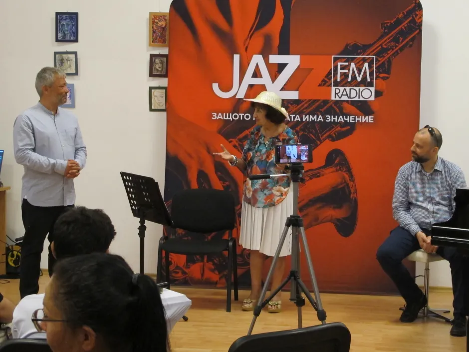 Забележителни моменти от музикалната ни история Мими Николова разказа на среща концерт, организирана от Jazz FM и домакините от Зелен образователен център – гр. Шабла