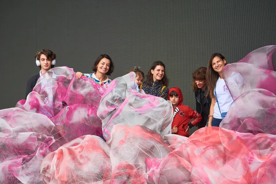 Женската сила, претворена в изложбата „Розов облак“ по инициатива на фондация Emprove 