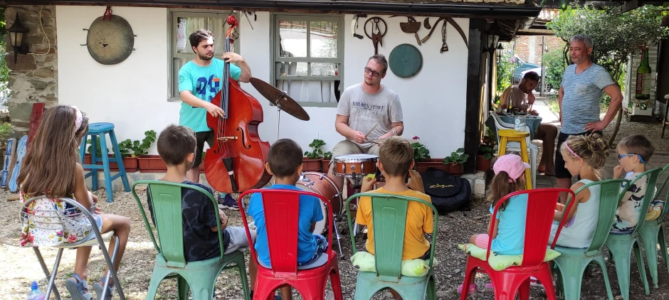 Деца откриваха музиката в проведена от Jazz FM работилница на читалище „Синева – 2020“ в новото пространство за култура в Синеморец „Време е за теб“