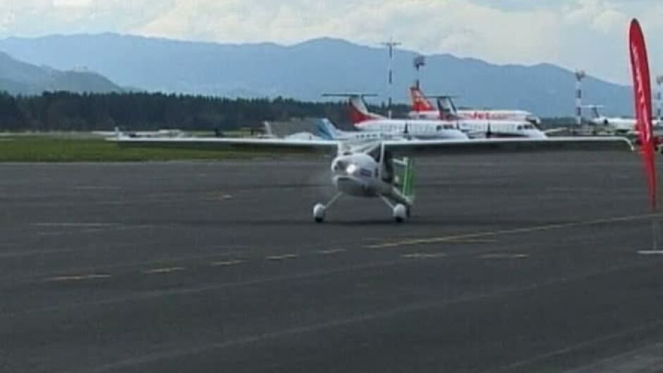 Словенец обиколи Земята с ултралек самолет сам