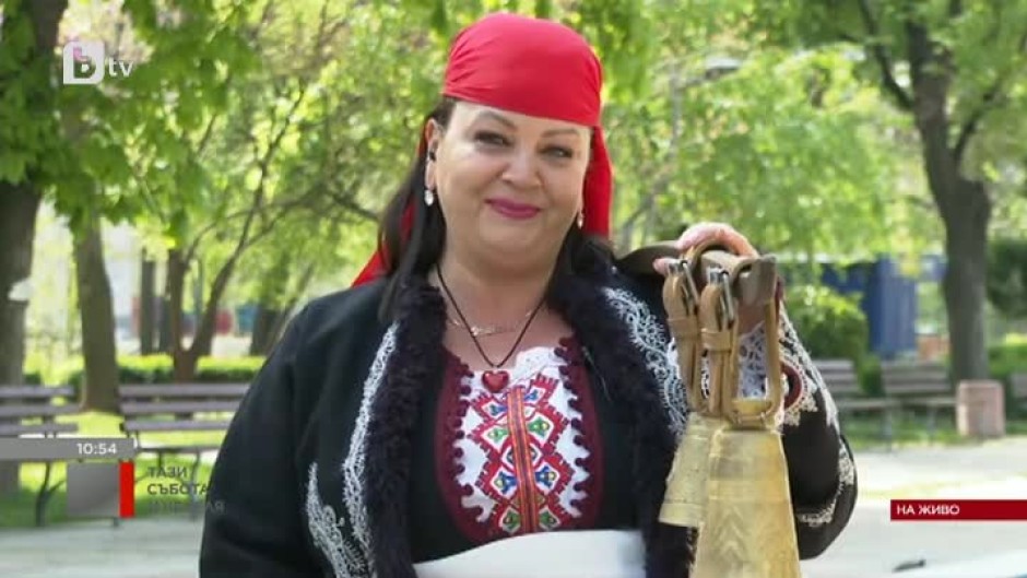 Жената с най-мощния глас в света – Смиляна Захариева, всяка вечер излиза и огласява с родопски песни Пловдив