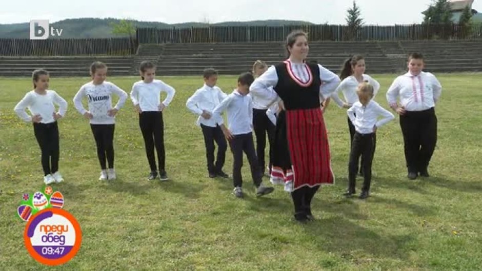 14-годишно момиче от Родопите се превърна в първия учител по народни танци на деца от село Бенковски