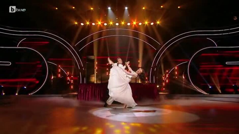 Виктор Стоянов и Михаела Павлова танцуват английски валс, посветен на екипа на "Dancing Stars"