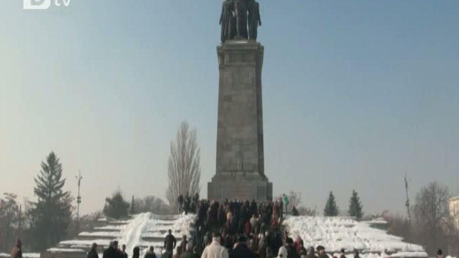 Руският посланик поднесе цветя пред Паметника на Съветската армия 
