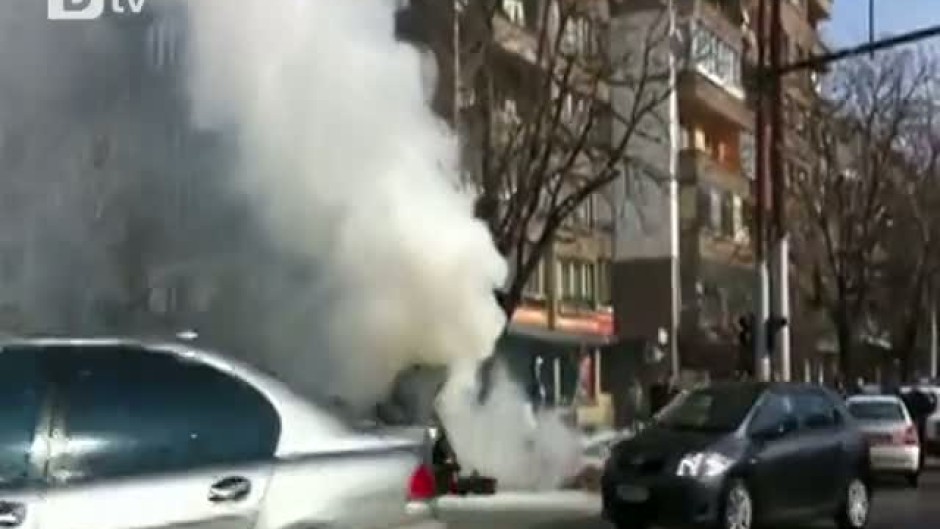 Автомобил се запали на столично кръстовище