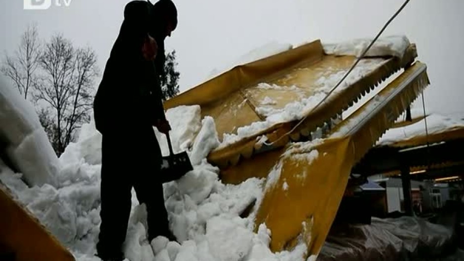 Как се чисти над тон сняг от съборени сергии?