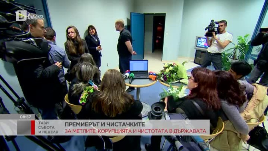 Десетки чистачки чакаха Борисов на летището в знак на благодарност