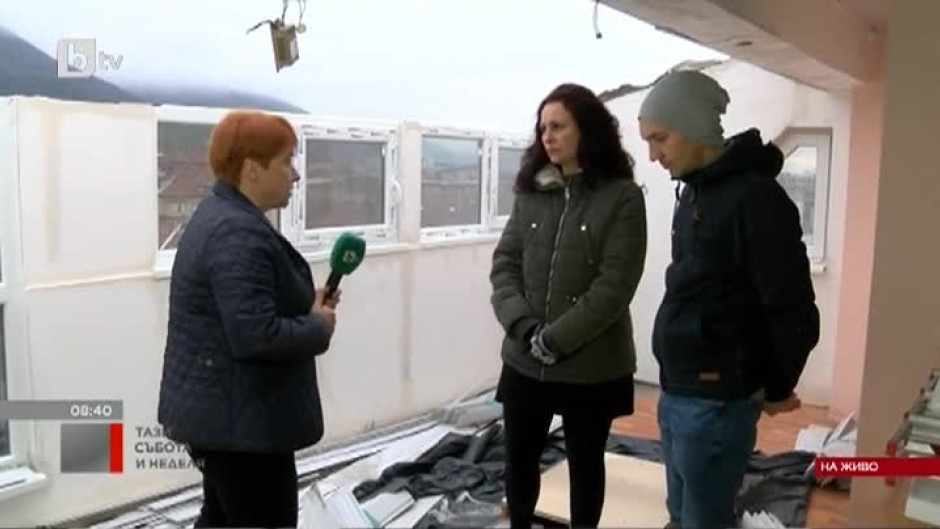 Ураганен вятър остави жилищен блок без покрив във Враца