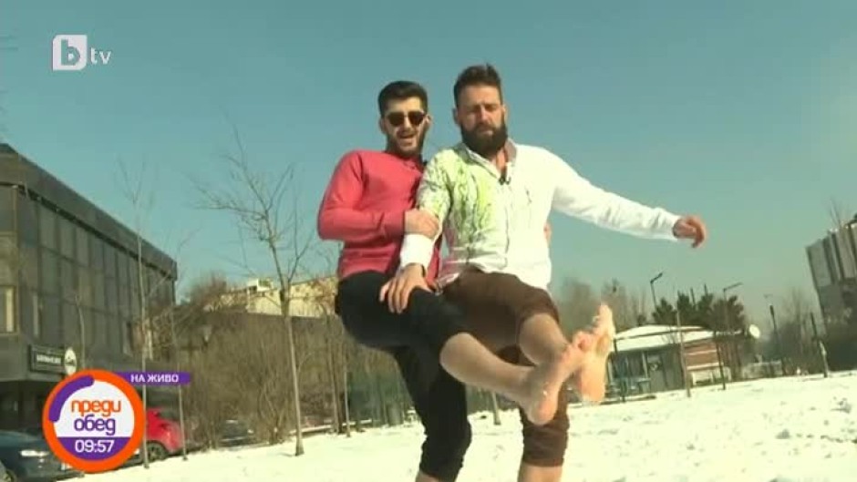 Сашо и бригадир Караджов тичат по чорапи, а след това и боси в снега
