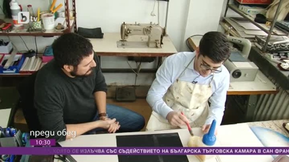 Чиракът: Александър Кадиев показва уменията си в книговезването с кожа