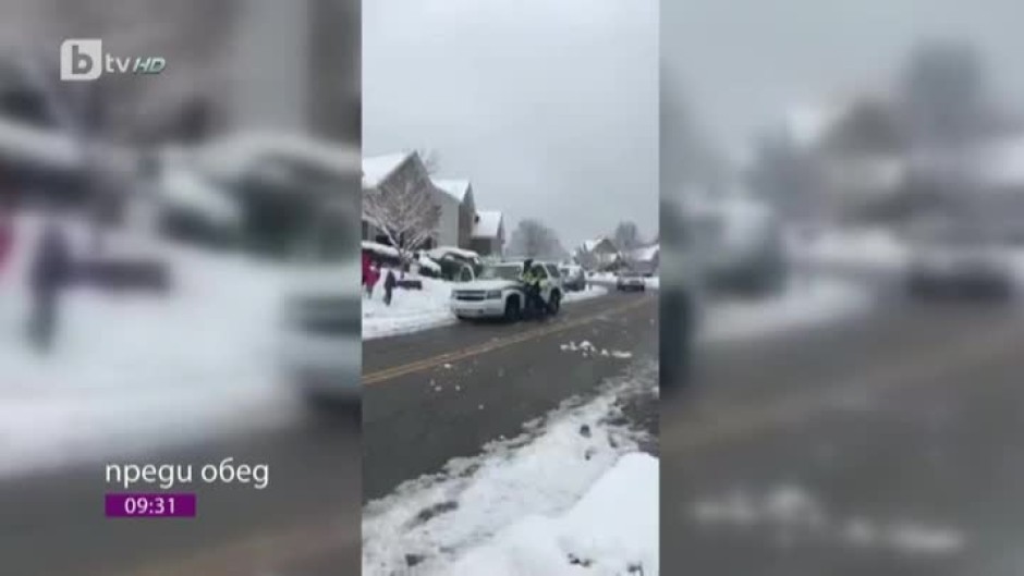 Канадски полицаи и бой със снежни топки