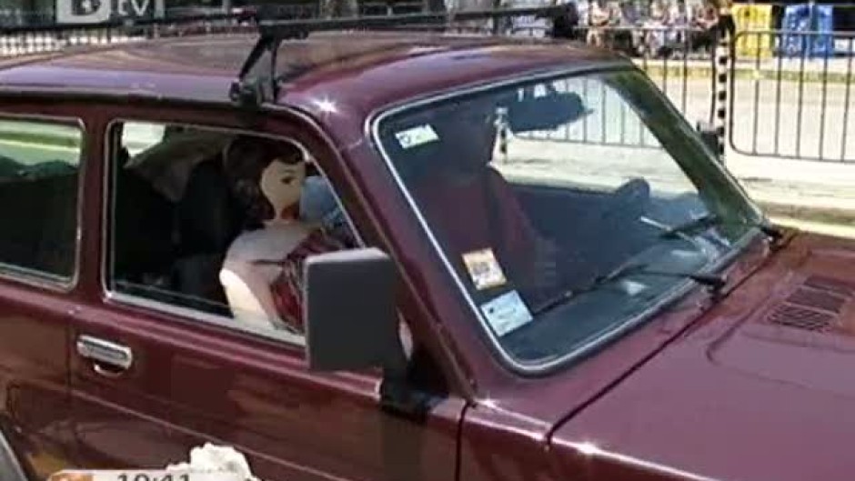 Да обиколиш света с руска кола и кукла