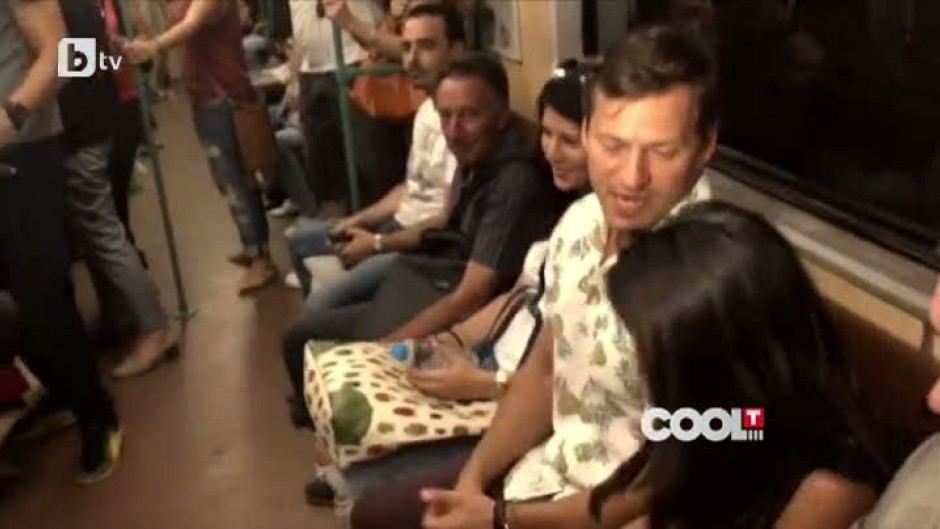 Орлин Павлов и групата му изненадаха пътниците в метрото