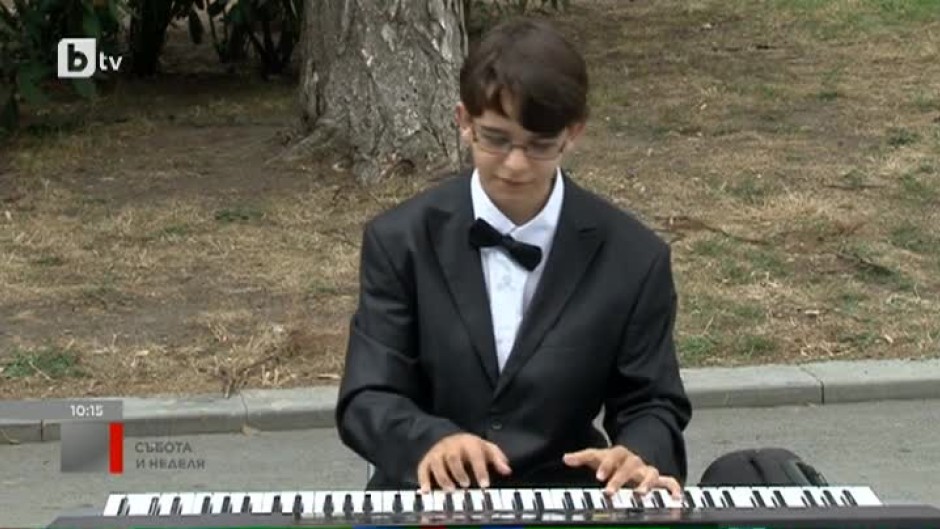 15-годишно момче свири на улицата във Варна, за да си осигури средства за участието в конкурси и фестивали