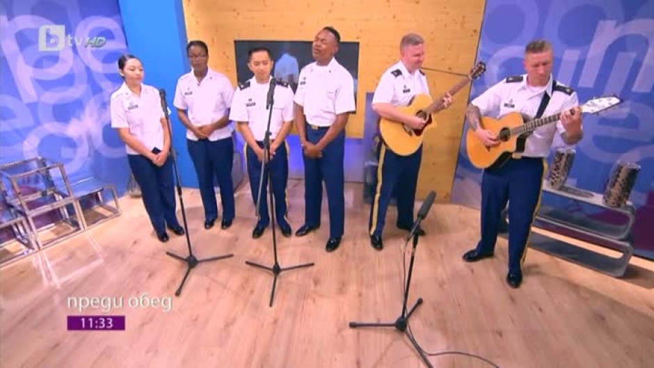 Униформени мъже и жени пеят световни хитове