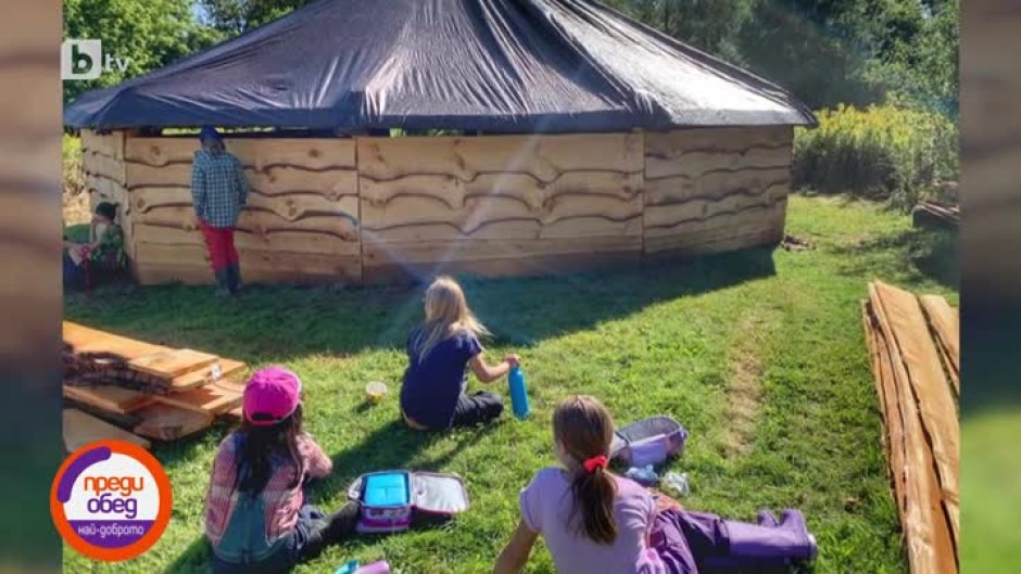 Линдзи Ърл построява за учениците си класна стая на открито