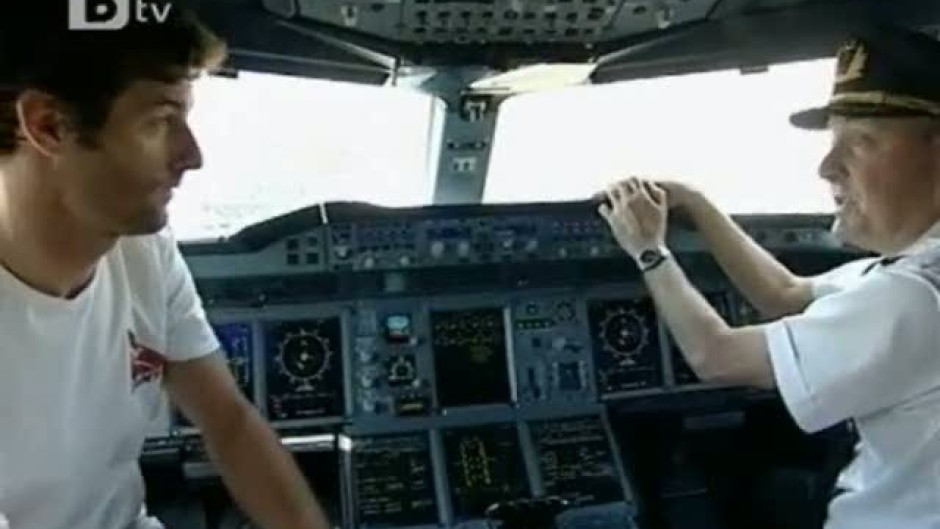 Марк Уебър се учи да кара самолет