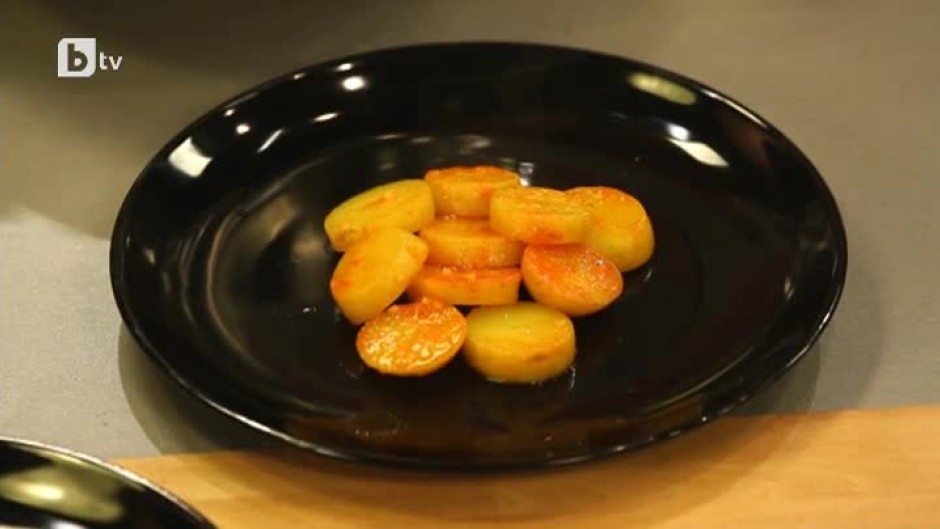 Пикантни картофи в доматен сос