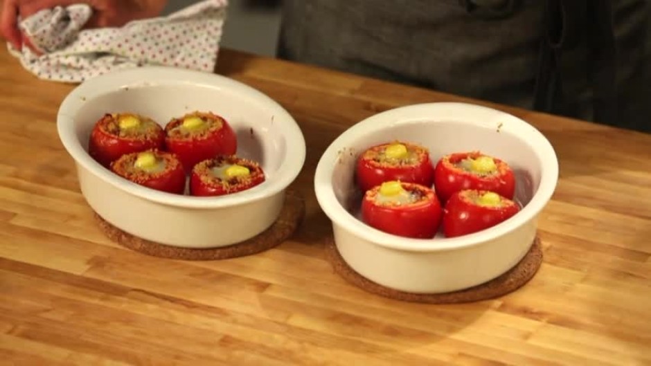 Пълнени домати с бекон и яйца