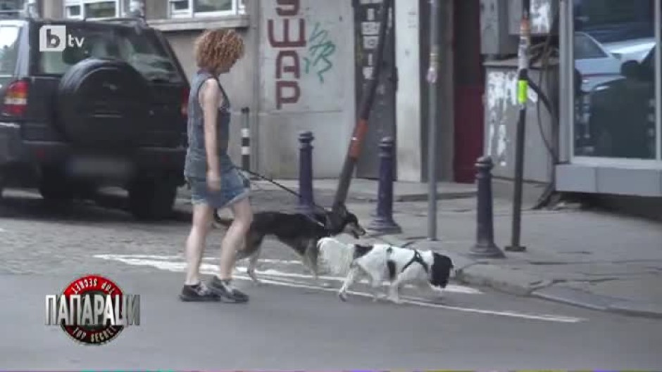 Люси Дяковска на разходка с кучетата си