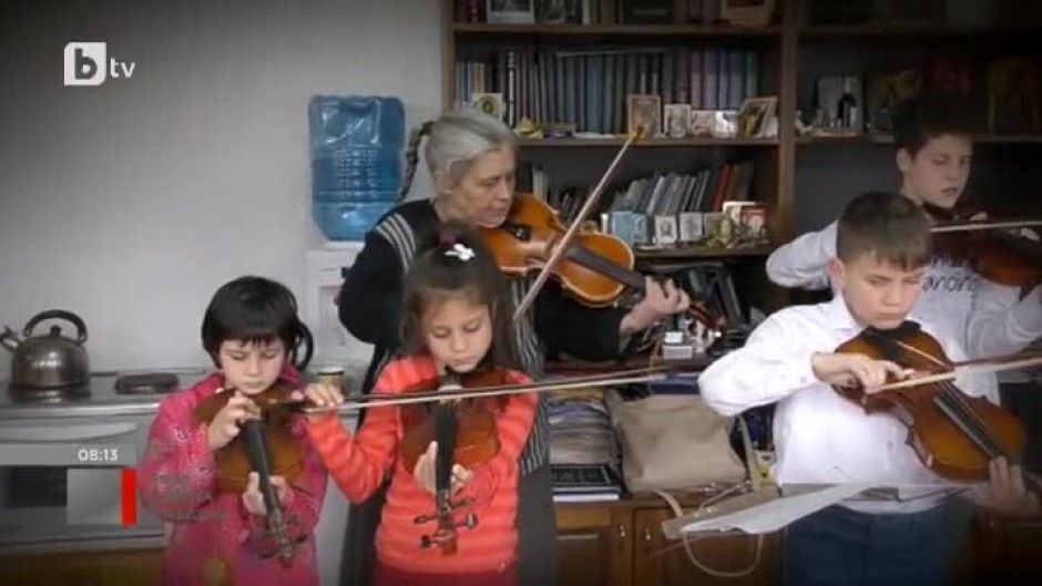 Съпругата на свещеник обучава деца да свирят на цигулка
