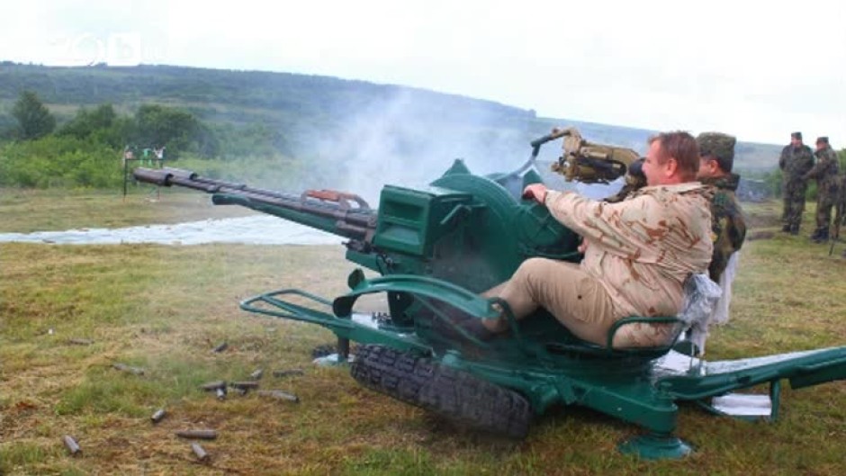 Горещите теми от деня: Военният министър демонстрира умения с няколко вида оръжия