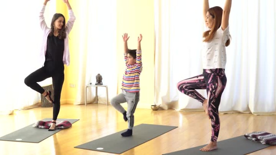 "Търси се... още": актрисата Вили Марковска показва йога за деца