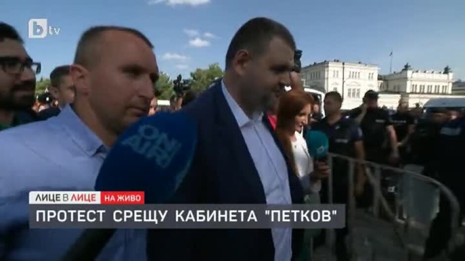 Депутатът от ДПС Делян Пеевски се появи на протеста срещу правителството