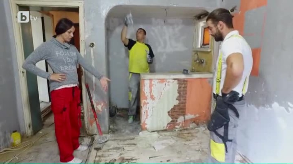 "Бригада Нов дом" запретна ръкави, за да преобрази дома на София и шестте й деца