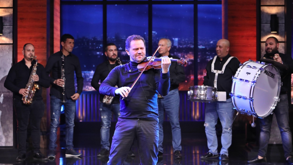 Мартин Пантелеев изпълни на цигулка "Happy birthday" в съпровод с цигански оркестър