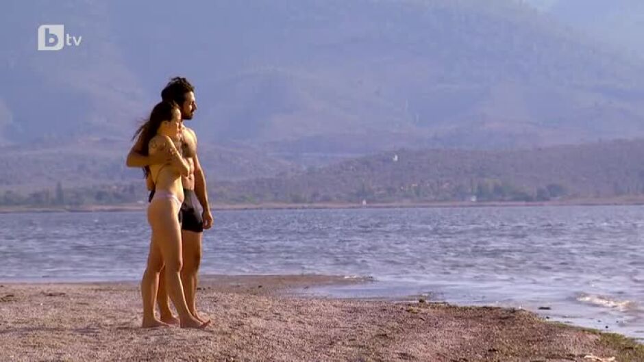 Елена и Евгени плуват полуголи край красив остров