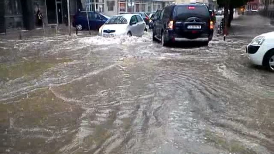 Наводнение на улиците "Дякон Игнатий" и "Ген. Й. Гурко"
