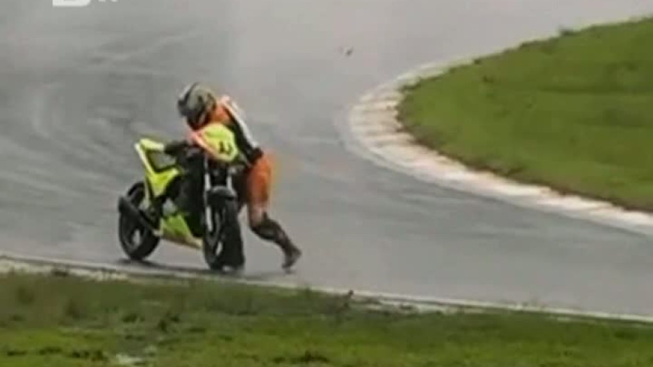 Мотоциклетист припадна по време на състезание
