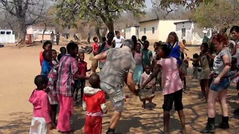 Ексклузивно от Африка: Георги Тошев взима частни уроци по танци