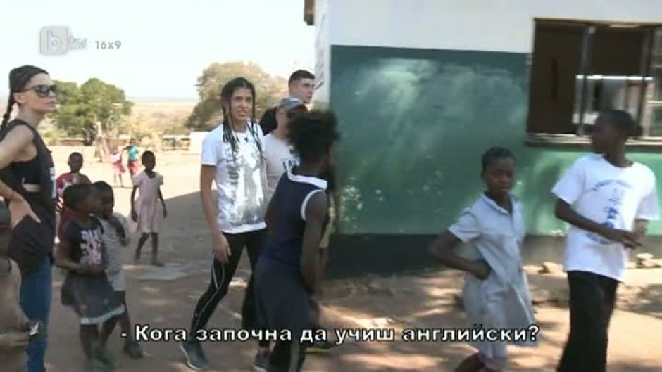Звездите на гости на едно начално училище в Симунга