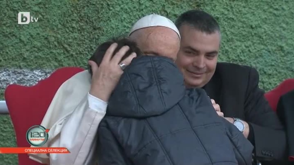 Видео на папа Франциск и плачещо дете трогна целия свят