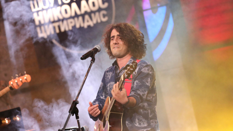 Даниел Стайков от "Гласът на България" изпълнява "За да те забравя" на английски