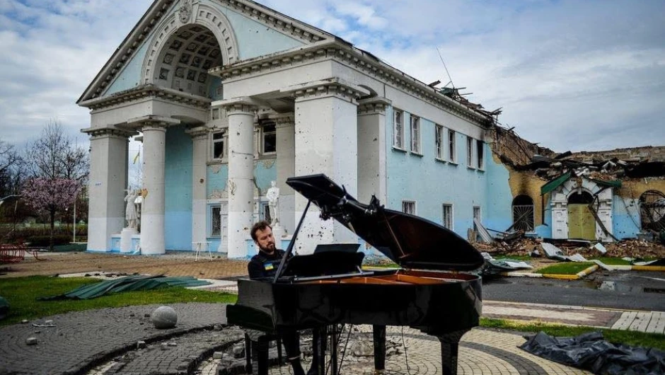 Пианистът Дариус Мажинтас свири в разрушения Ирпен 