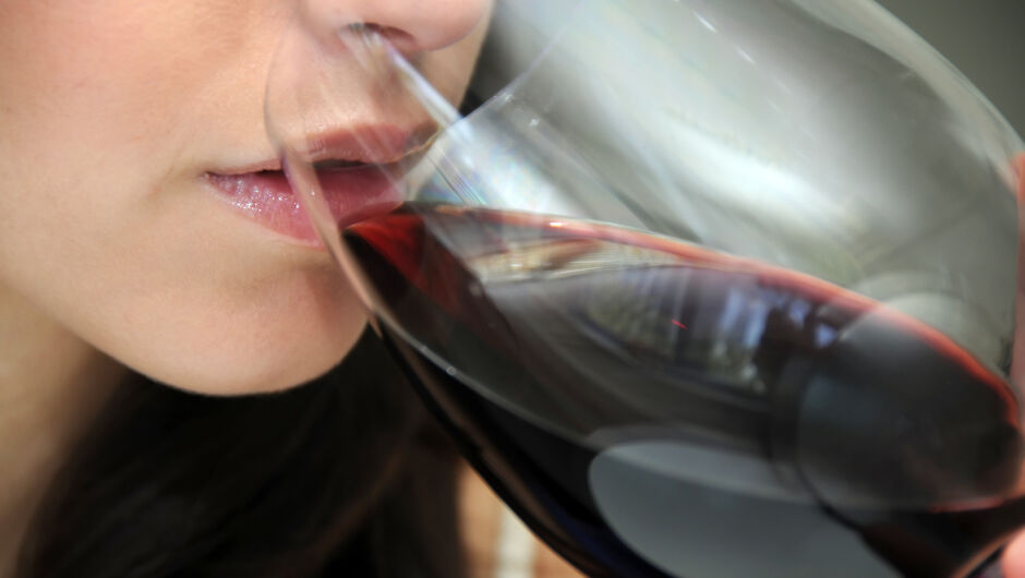 Защо някои хора получават главоболие дори от малка доза червено вино 