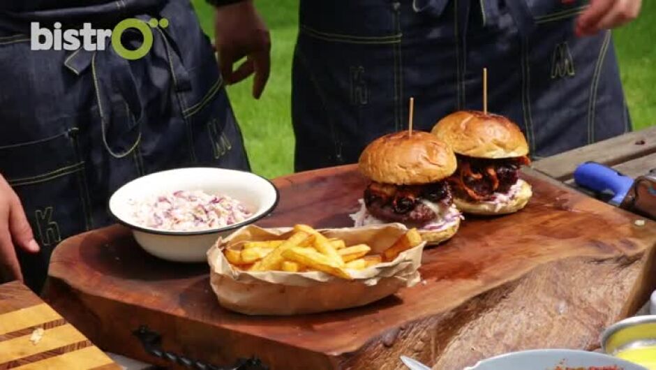 Американско барбекю: Говежди бургер със салата колсло