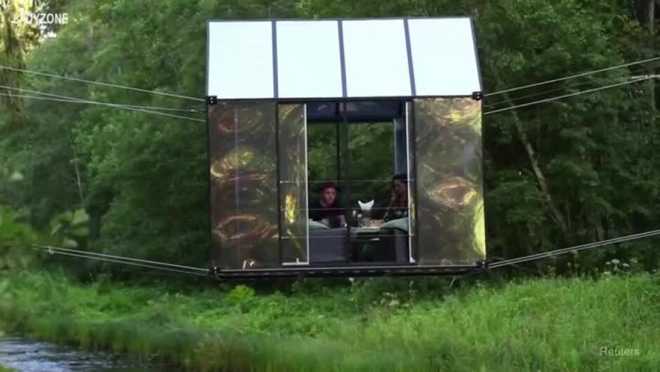 Стъклена къщичка на въжен мост привлича туристи в Латвия (ВИДЕО)