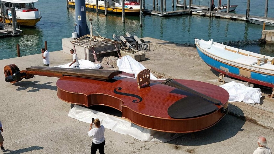12-метрова цигулка – лодка ще плава по каналите на Венеция