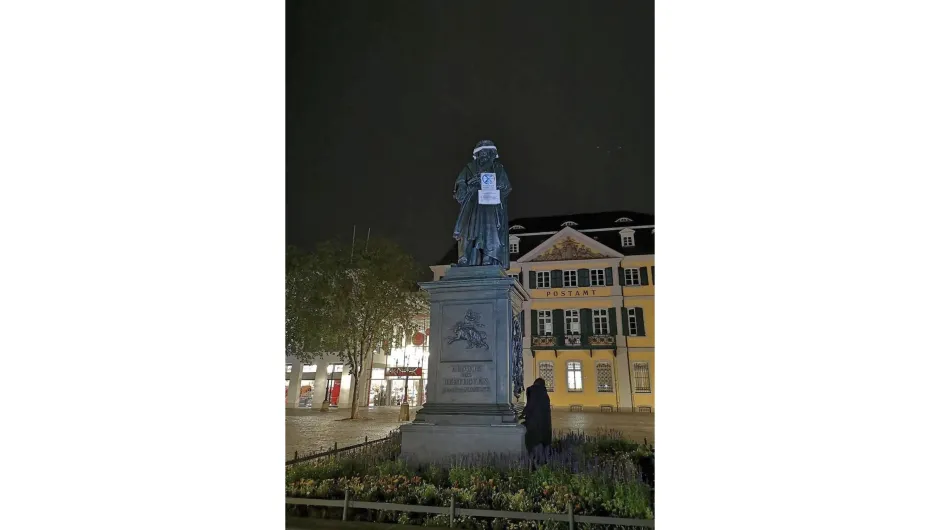 Екоактивисти оскверниха паметника на Бетовен в Бон